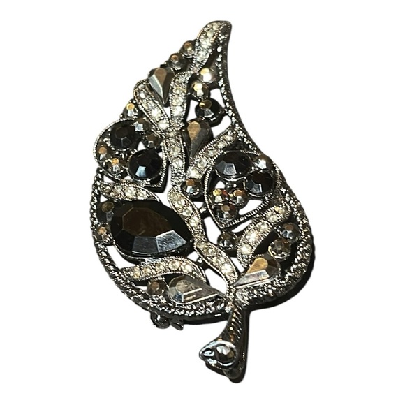 Vintage Elegant Silver and Black Leaf  Rhinestone Brooch - Picture 3 of 6